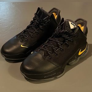 New NIke LeBron XIX Low Black/University Gold Sneakers